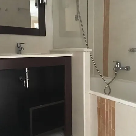 Port Cap Hermes Vue Et Port Pieds Dans L'eau Piscine Pkg