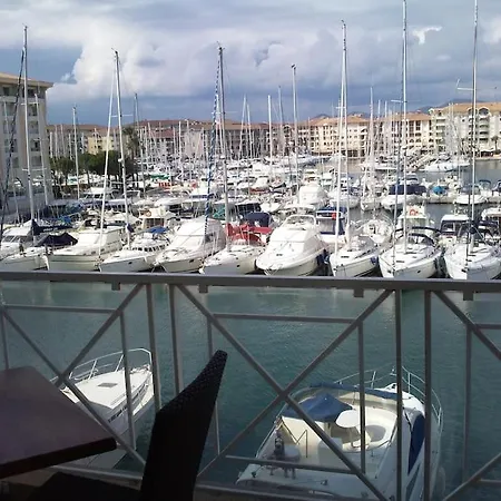 Port Cap Hermes Vue Et Port Pieds Dans L'eau Piscine Pkg * Fréjus