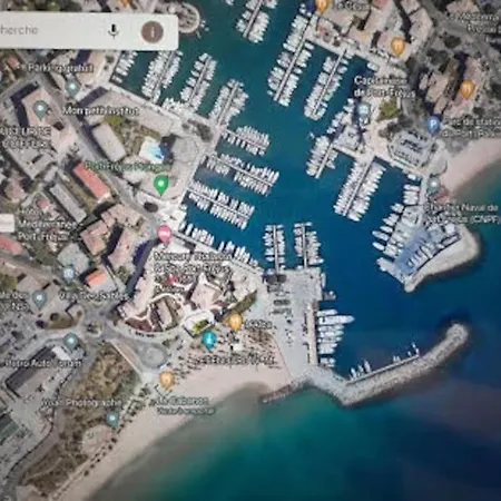 Port Cap Hermes Vue Et Port Pieds Dans L'eau Piscine Pkg Fréjus