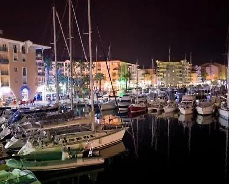 Port Cap Hermes Vue Et Port Pieds Dans L'eau Piscine Pkg Fréjus